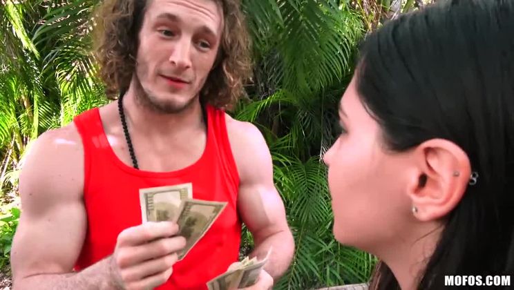 Madrid parkında minik kızıl Ava Parker’ı çimlerde sikerken yakalıyor